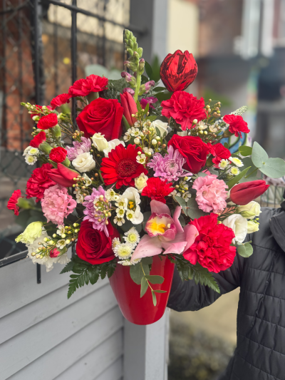 Ruby rose pot - An arrangement in oasis in valentines’s colours 

Photo pictured is a standard size Price includes delivery charge