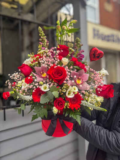 Ruby romance hatbox - A valentines themed hatbox arrangement in reds , pinks & whites 
Picture is a size medium & includes delivery charge