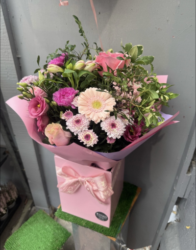 Pink aquapack - A handtied in water perfect for a baby girl celebration