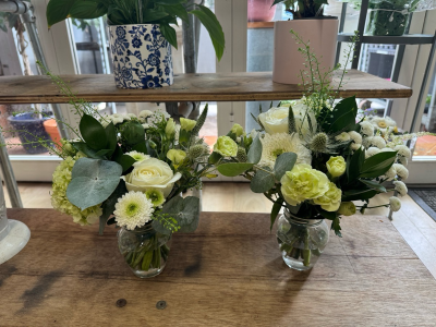 Special offer - small vase arrangement - White and green flowers in small vase